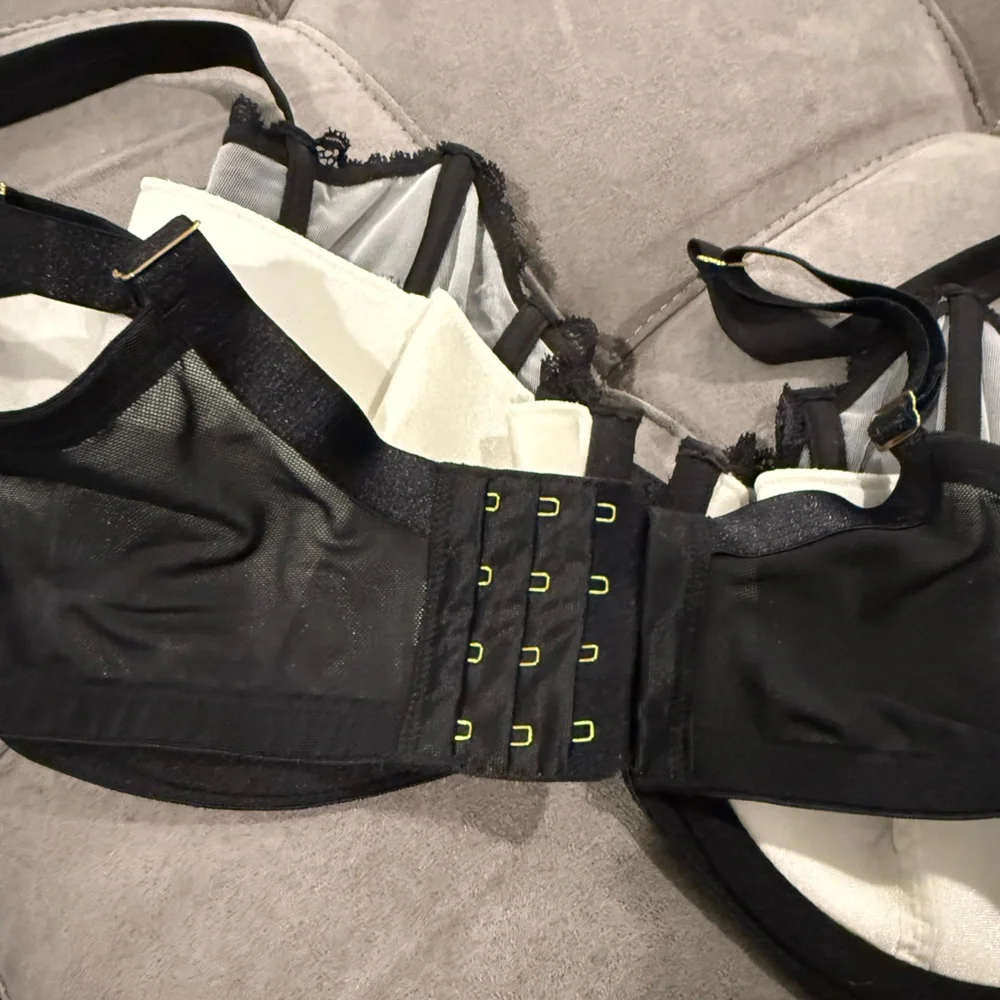 Cacique Black and White Lace Bra - Picture 2 of 5